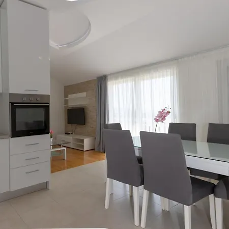 Plazonic Apartment *